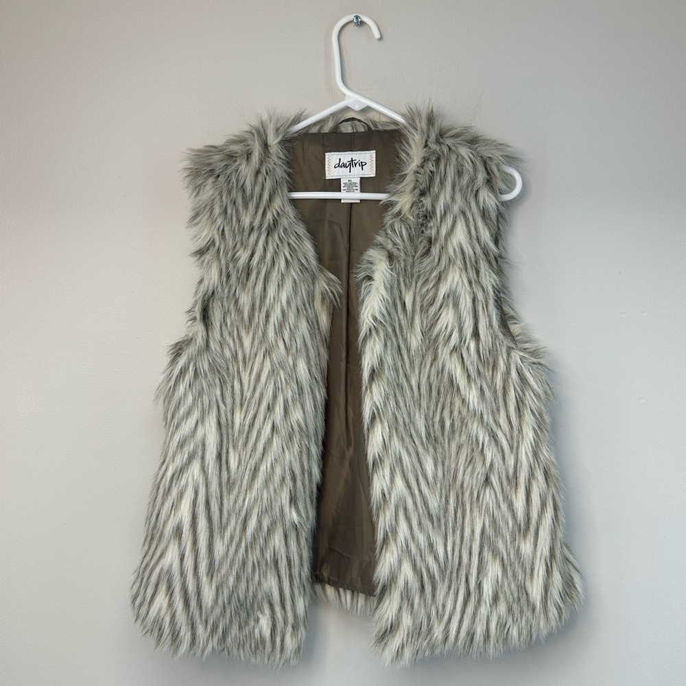 Daytrip Faux Fur Vest in Brown and Cream chevron size XL mob wife
